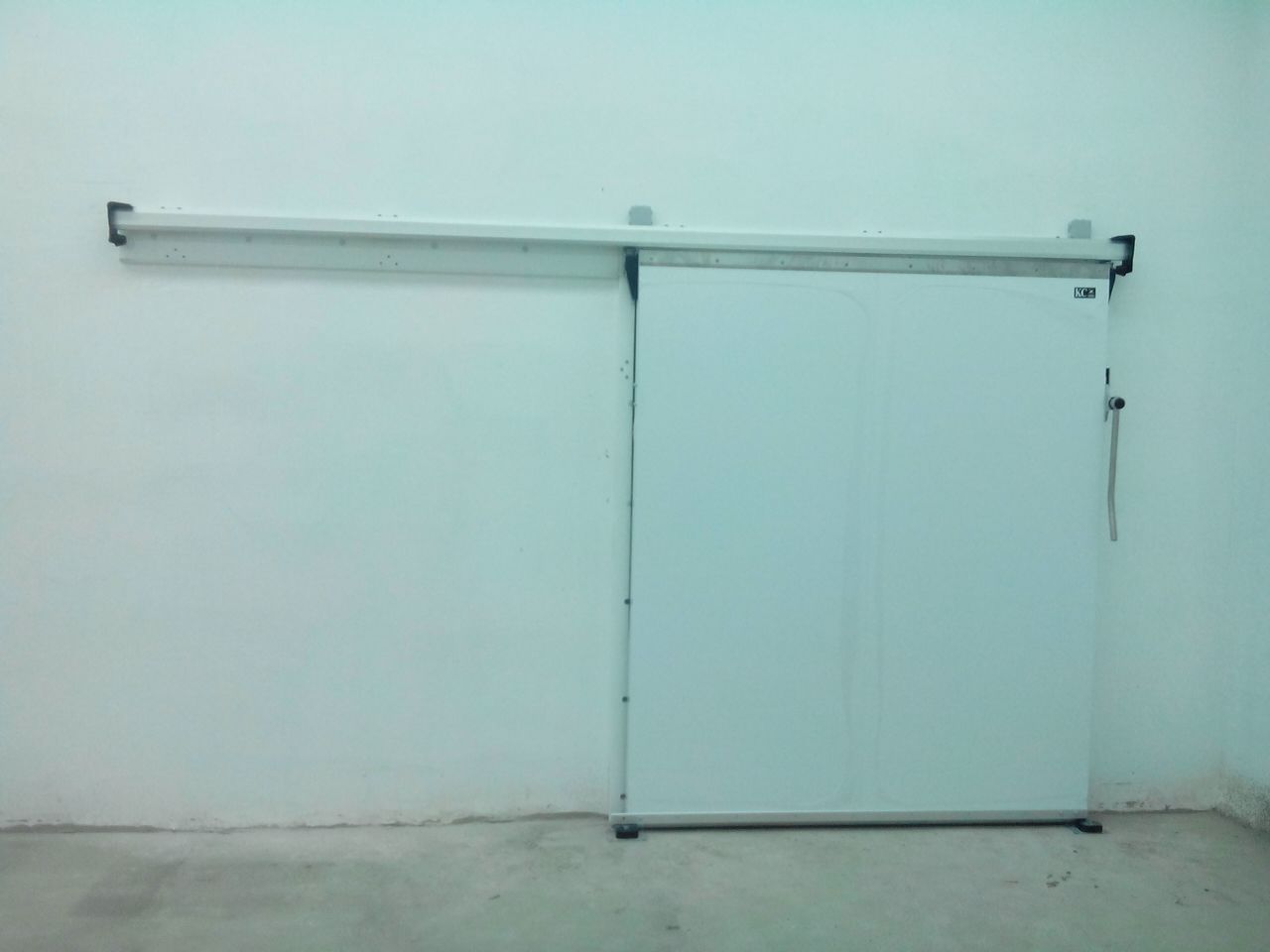 Поставка и монтаж холодильных дверей, откатные двери, распашные холодильные двери